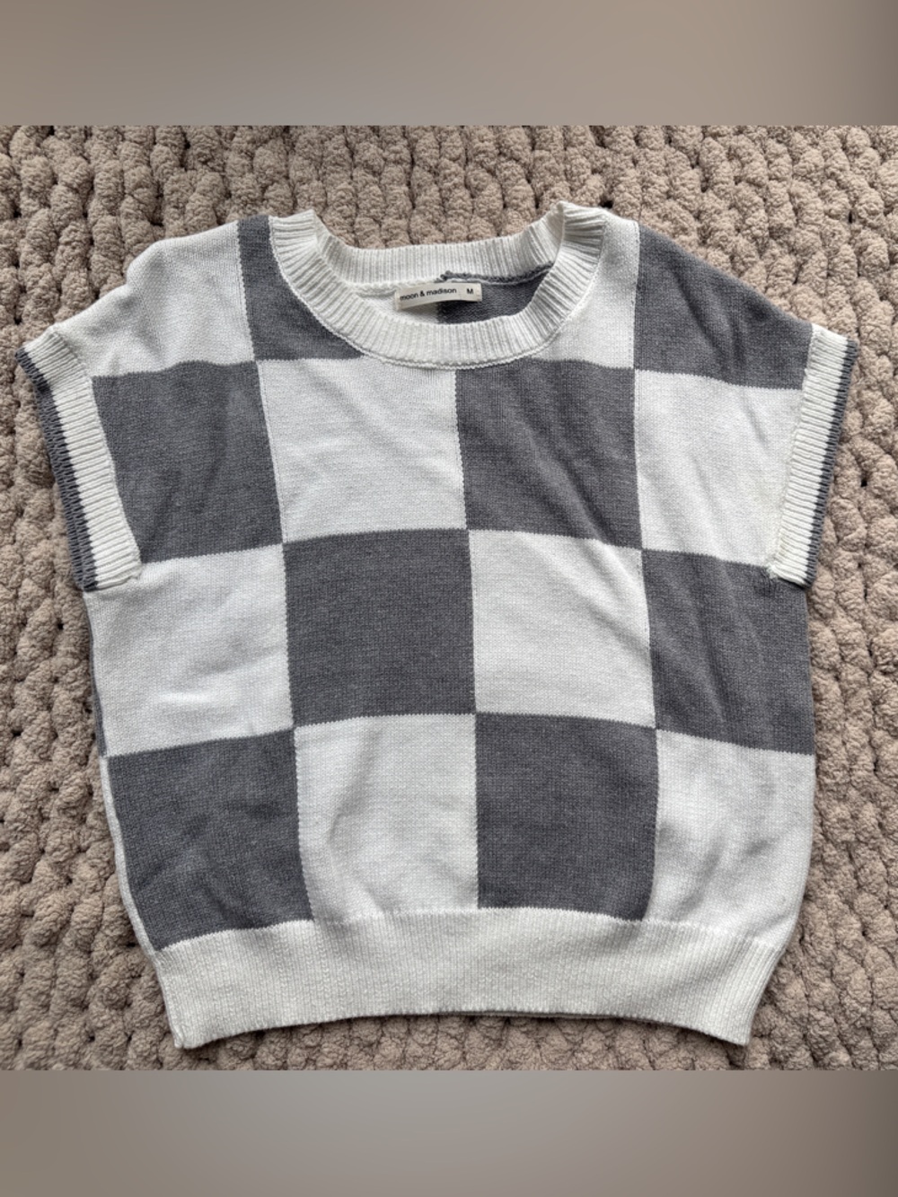 moon & madison Gray and White Checker Knit Crewneck Short Sleeve Sweater